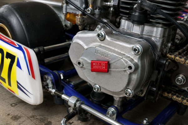 Scellé câble MCLS 150 Mega Fortris installé sur un carter moteur de karting